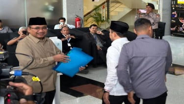 El ex ministro religioso Yakut Cholil Komas (izquierda) cuando llegó a KPK