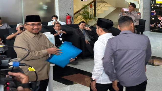 El ex ministro religioso Yakut Cholil Komas (izquierda) cuando llegó a KPK