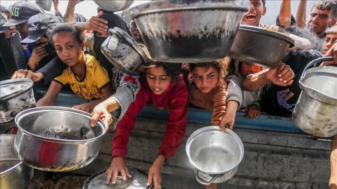 Los gazanes estaban haciendo cola para la comida debido a la comida