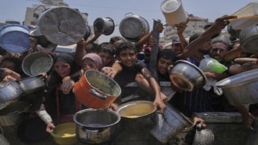 Gazan está alineado por la comida debido al hambre