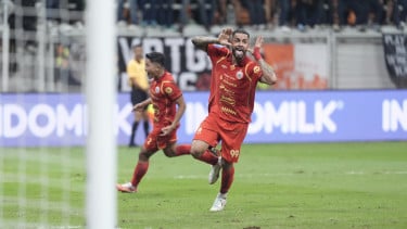 Los jugadores de PSARY celebran goles