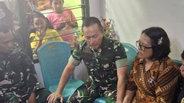 Pangdam IX/Udayana Mayor General Pick Budicto (Medio) Mientras que los padres afortunados de Prada