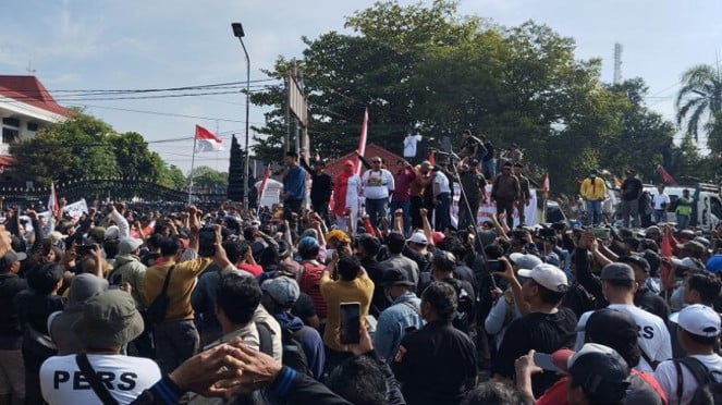Miles de personas actuadas frente a la oficina central de Java Patti Regent