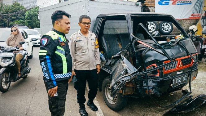 Detik-detik Mobil Boks Adu Banteng di Ciputat, Sopir Terjepit Dashboard
