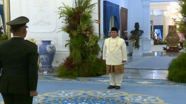 Presidente PRABO Subayanto como inspector del 80 aniversario de la República de Indonesia