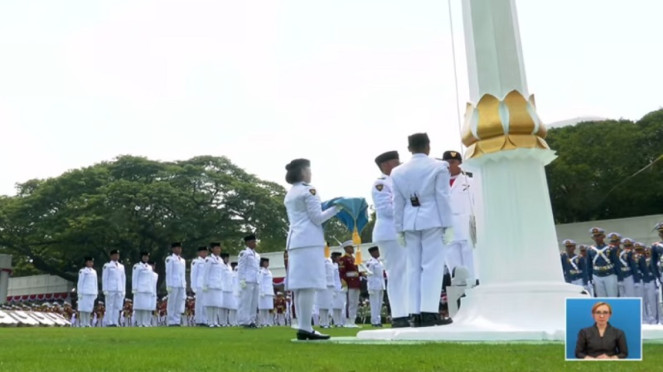 Levante la bandera de herencia roja y blanca durante el día 80 de la independencia indonesia en el Palacio del Estado