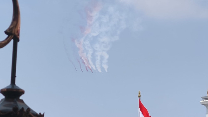 Atraksi Jet Tempur F-16 Warnai Langit Istana Merdeka Hari Ini