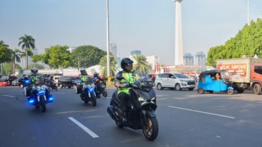Kakorlantas Polari dirige una moto observando el quinto aniversario de la República de Indonesia