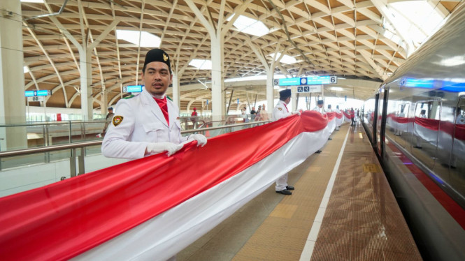 Bendera Merah Putih Sepanjang 208 Meter Berkibar di Peron Stasiun Whoosh Halim