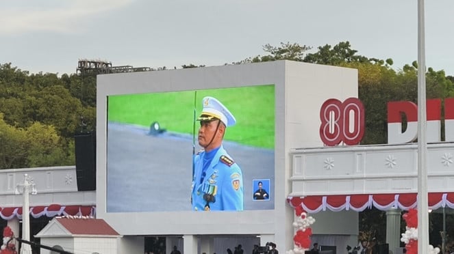 Comandante del ceremón de reducción de la bandera roja y blanca