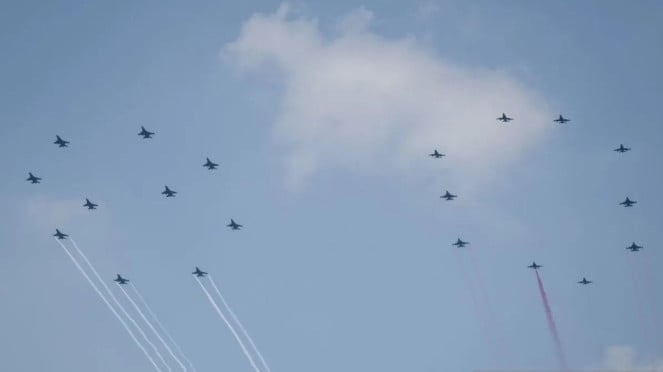 Aeronave de combate de la Fuerza Aérea para la Formación de Yakarta en el octavo aniversario de la República de Indonesia