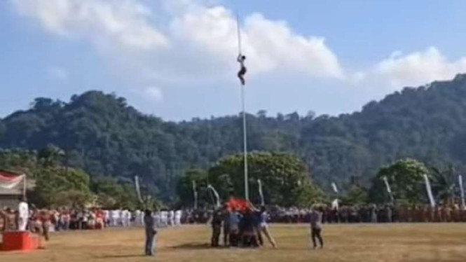 Aksi Heroik Bocah SD di Rajabasa Panjat Tiang Demi Merah Putih Berkibar di HUT RI