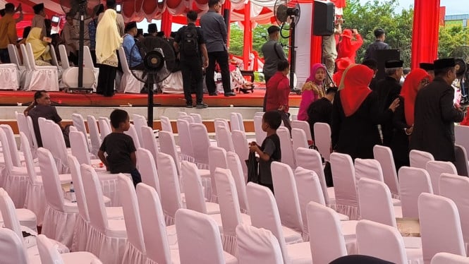Viral, Anak Kecil Cari Sisa Makanan di Tengah Perayaan HUT RI ke-80 di Gowa