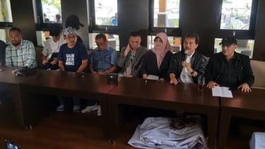 Roy Suryo, Rismon Sianipar y Doctor Tifa lanzaron el Libro Blanco del Libro Jokowi