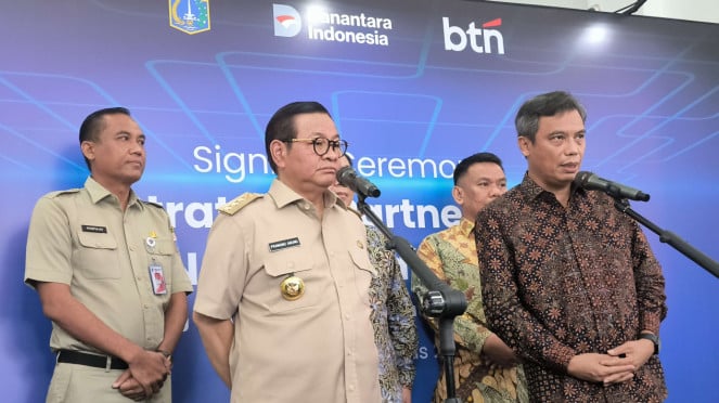 El gobernador de Yakarta Pramono Anung (izquierda) y director gerente de BTN Nixon LP Napitulu (derecha)
