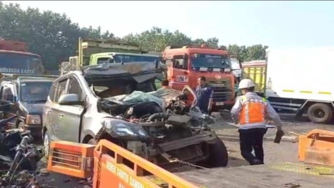 Wuling Tabrak Truk di Tol Jombang-Mojokerto, 3 Orang Tewas