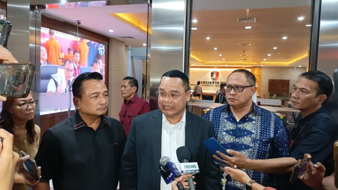 Pengacara Ridwan Kamil, Muslim Jaya butarbutar (tengah)