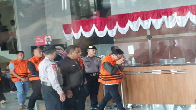 Pakai Rompi Tahanan KPK-Tangan Diborgol, Wamenaker Immanuel Ebenezer Menangis
