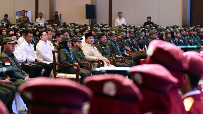 Prabowo Kaget Lihat Menteri Pakai Seragam Hijau Ala Militer: Gagah, Jadi Komcad Semua Ini!