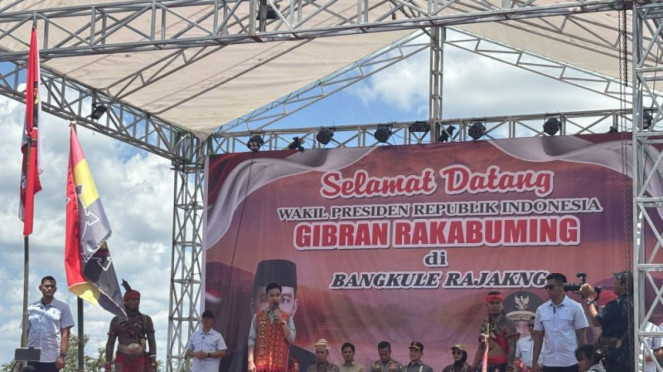 Wapres Gibran menyapa warga di Mempawah, Kalimantan Barat