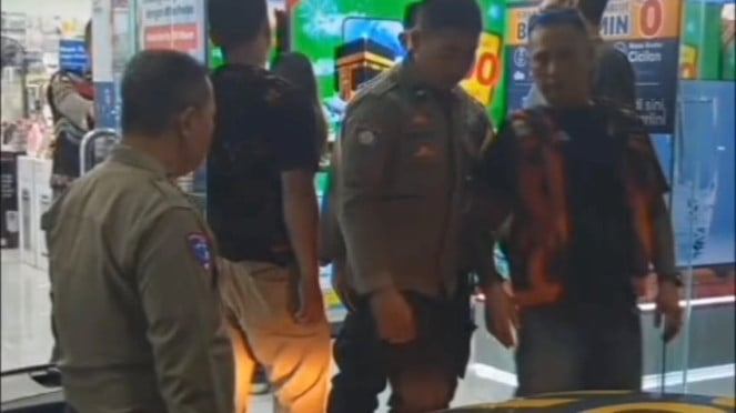 Polisi menangkap angota Ormas yang mengamuk ke pemilik toko elektronik di Bandung