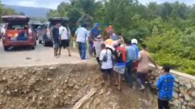 Pasien ibu hamil digotong melewati jembatan terputus di Maluku