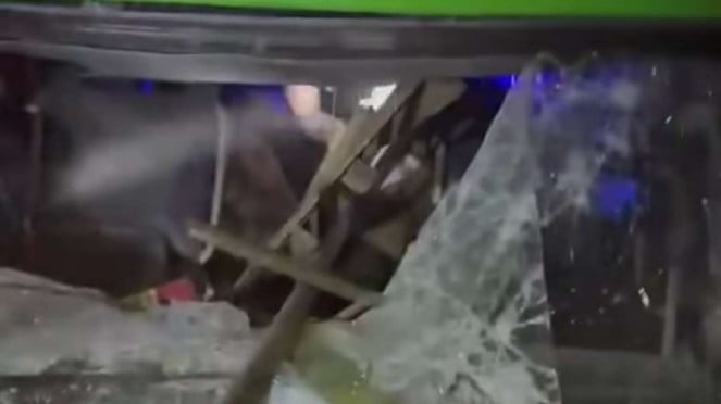 Los seguidores caóticos de Pisim vs. Persona lastimaron este autobús