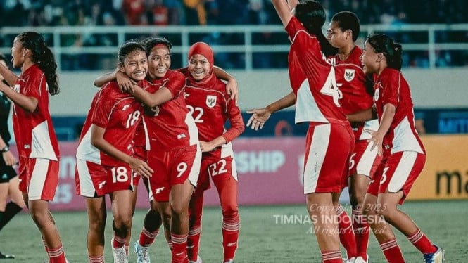 Momen Ketika Gas Air Mata Ganggu Duel Timnas Putri Indonesia U-16 Vs Vietnam di Stadion Manahan Solo
