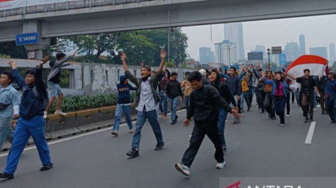 La mayoría de los estudiantes mientras corren para unirse al DPR frente a