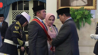 Dianugerahi Bintang Mahaputra Utama, Seskab Teddy Dinilai Tegas dan Disiplin