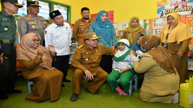 Wakil Bupati Sumenep Imam Hasyim meninjau vaksinasi campak anak
