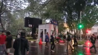 Pos Polisi Dekat Pintu 11 GBK Ludes Dirusak Demonstran