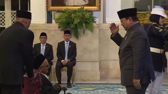 Presiden Prabowo Subianto menganugerahkan bintang jasa Teungku Nyak Sandang