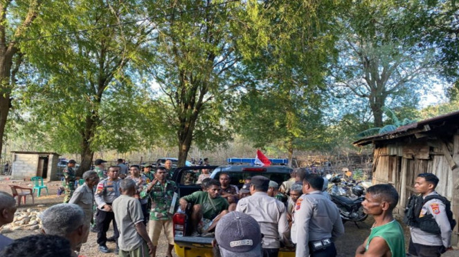 Sejumlah warga TTU yang bentrok dengan Polisi Timor Leste diangkut ke atas mobil
