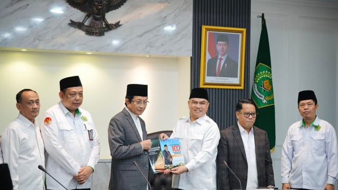 Irjen Kemenag Khairunas menyerakan laporan ke Menag Nasarudidin Umar