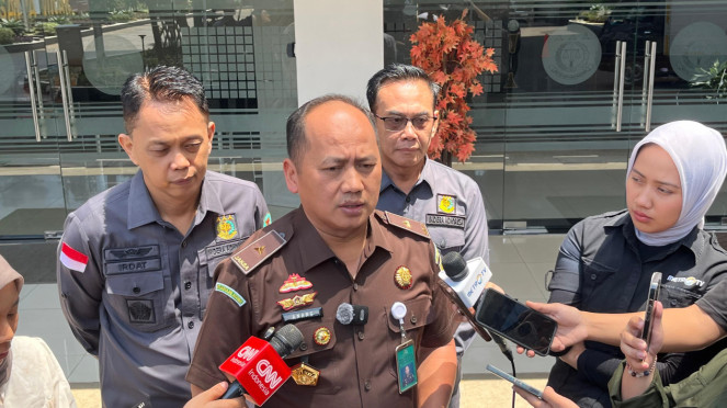 Kapuspenkum Kejagung, Anang Supriatna (tengah)