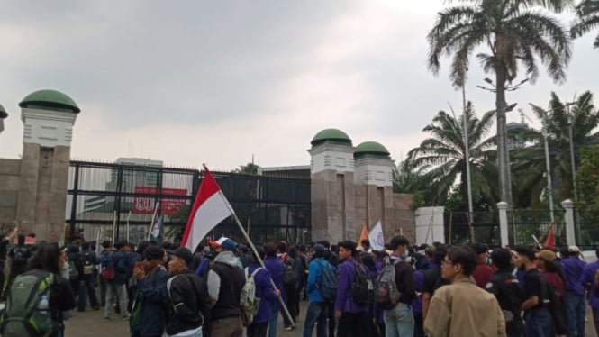 Setelah Buruh Pulang, Mahasiswa Mulai Duduki DPR: Orasi Panas Bergema