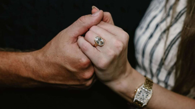 Cincin Tunangan Taylor Swift dari Travis Kelce Diperkirakan Bernilai hingga Rp80 Miliar
