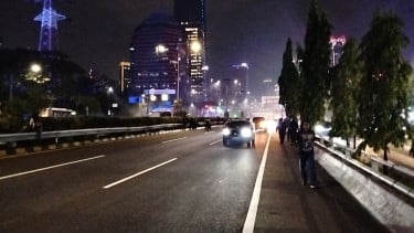 Los manifestantes chocan con la policía en la carretera de peaje frente al trébol
