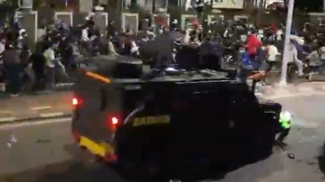 Los hombres de captura de pantalla Barcuda Lindas tienen chaquetas Ojol.