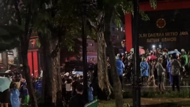Massa Ojol Serbu Mako Brimob Kwitang