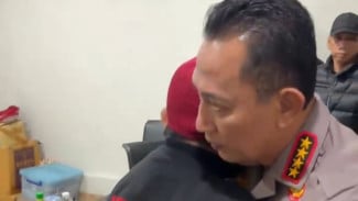 Kapolri Datangi RSCM Dini Hari, Minta Maaf Langsung ke Keluarga Ojol yang Tewas Dilindas Rantis Brimob