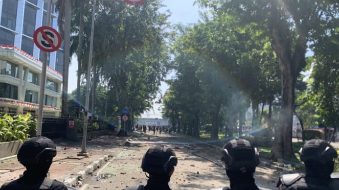 La policía hace un manifestante de la cara barricada frente al Mako Brimobe en Quitang en Yakarta