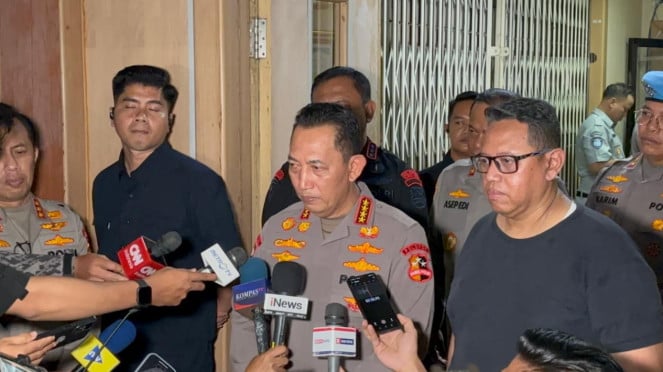 Jefe de la Policía Nacional General Policía Listio Sigit Prabo (Medio)