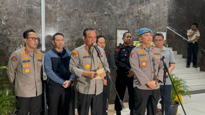 Metro Foto Metro Jaya (cinco) ACP ACP Izian y Cave Polaki (derecha)