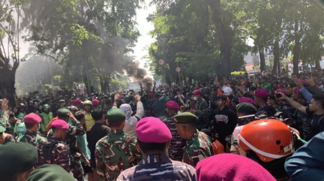 El personal de TNI de Marines y Coastard se reunió con los manifestantes frente a Maco Brimob