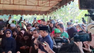 Anies Baswedan Hadiri Pemakaman Pengemudi Ojol Affan Kurniawan