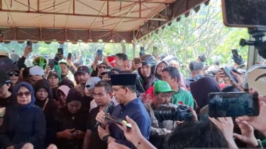 Annis Buswidan Afan asiste al funeral de Kurniawan