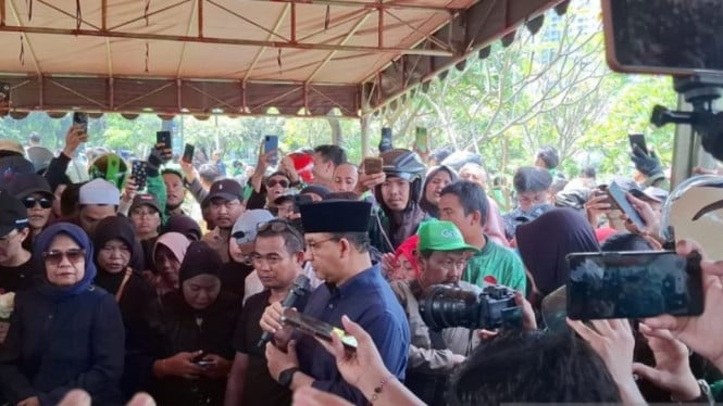 Anies Baswedan Hadiri Pemakaman Pengemudi Ojol Affan Kurniawan