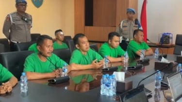 Penampakan 7 Brimob di mobil rantis yang lindas ojol